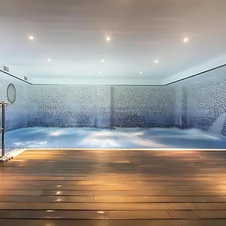 شقة Oceana Beachfront - Sea Views, Pool &